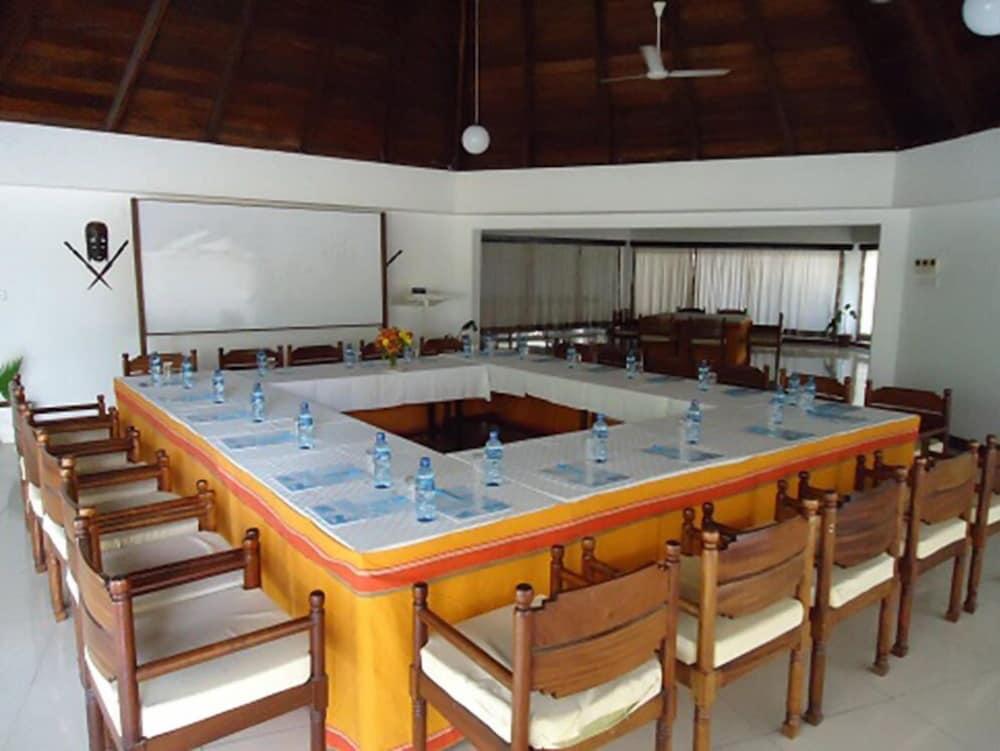 Kenya Bay Beach Hotel Бамбурі Екстер'єр фото
