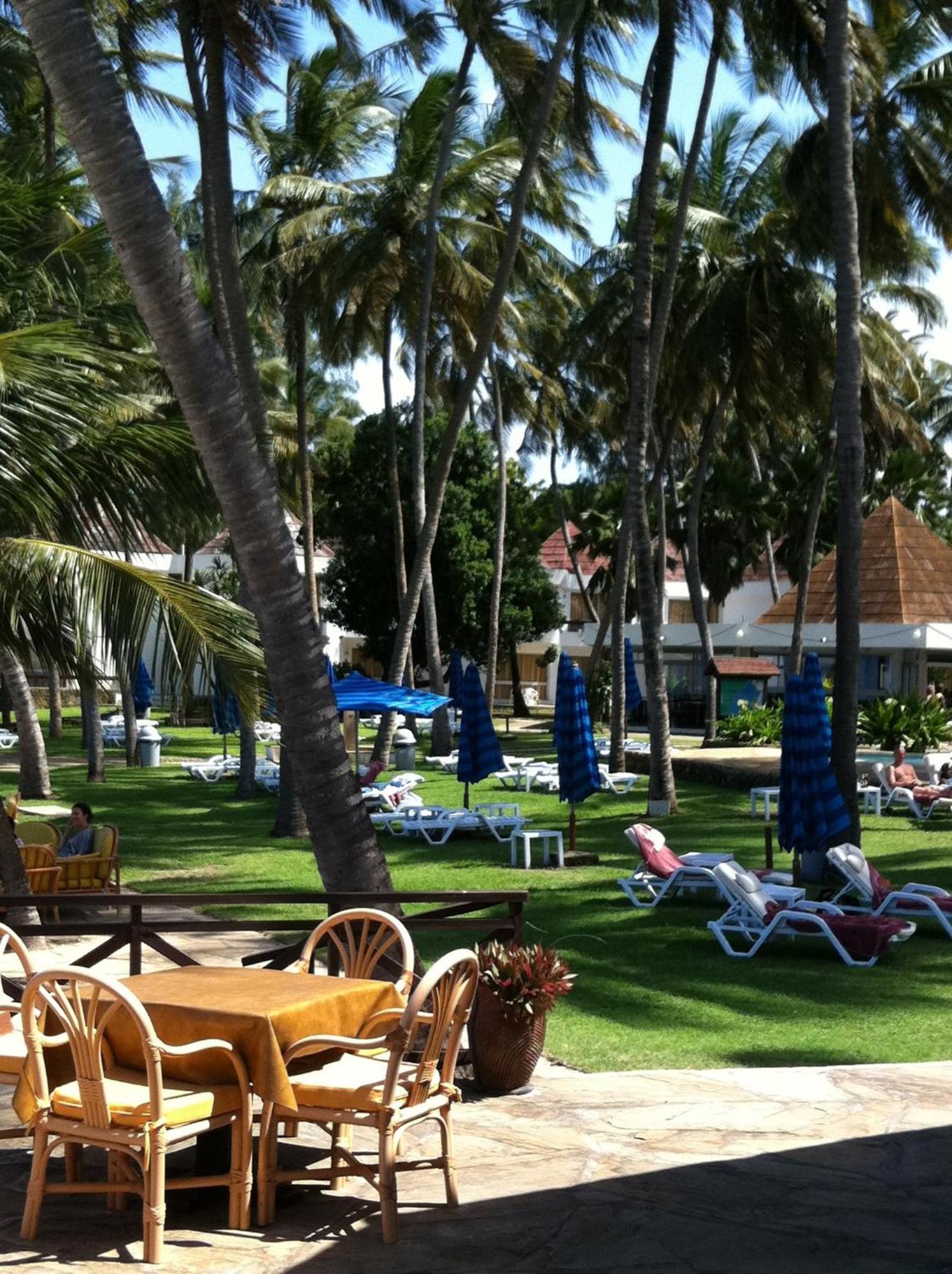 Kenya Bay Beach Hotel Бамбурі Екстер'єр фото